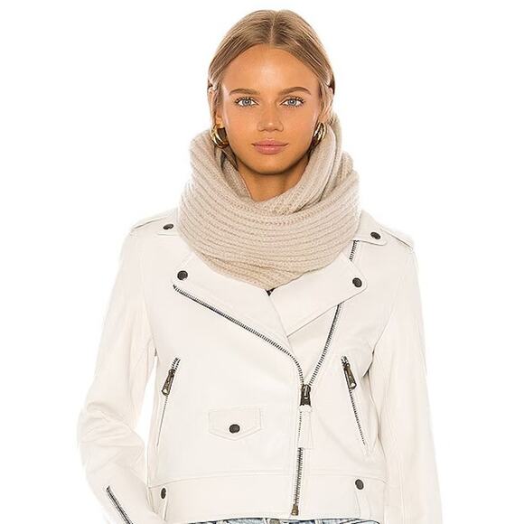 Hat Attack NWT Lodge Loop Light Grey Soft Ribbed Thick Knit Scarf One Size - Picture 2 of 7